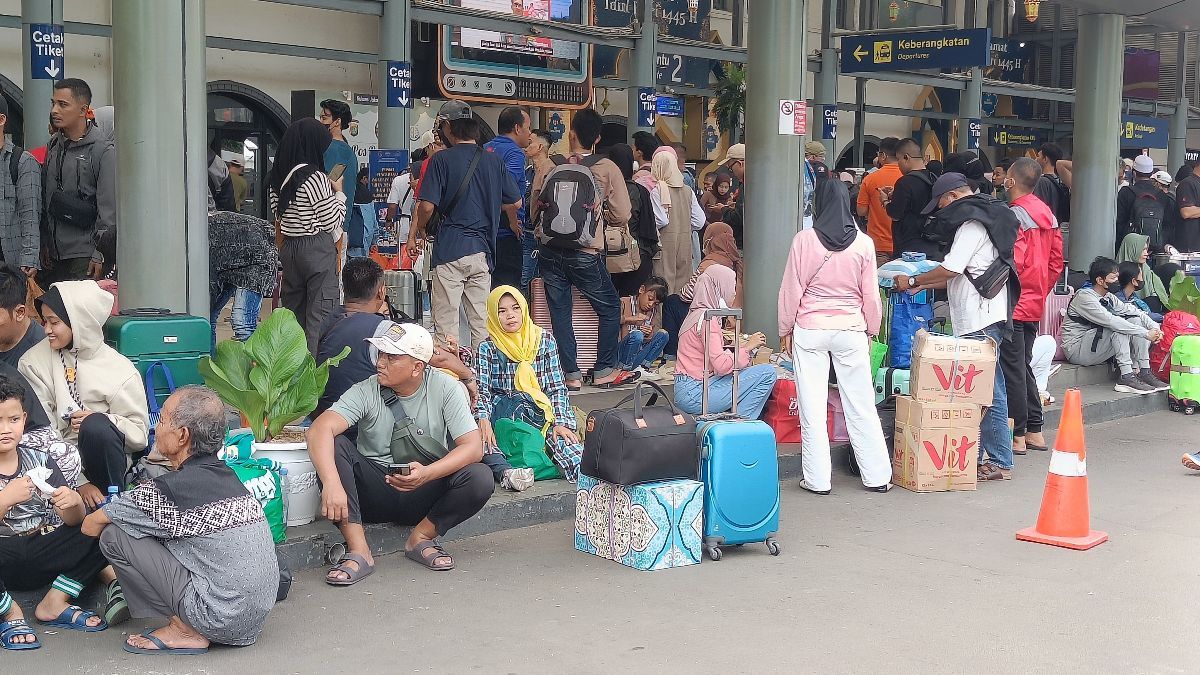 Potret Kepadatan Stasiun Senen di H-3 Lebaran, Banyak Pemudik 'Lesehan' Tunggu Waktu Berangkat