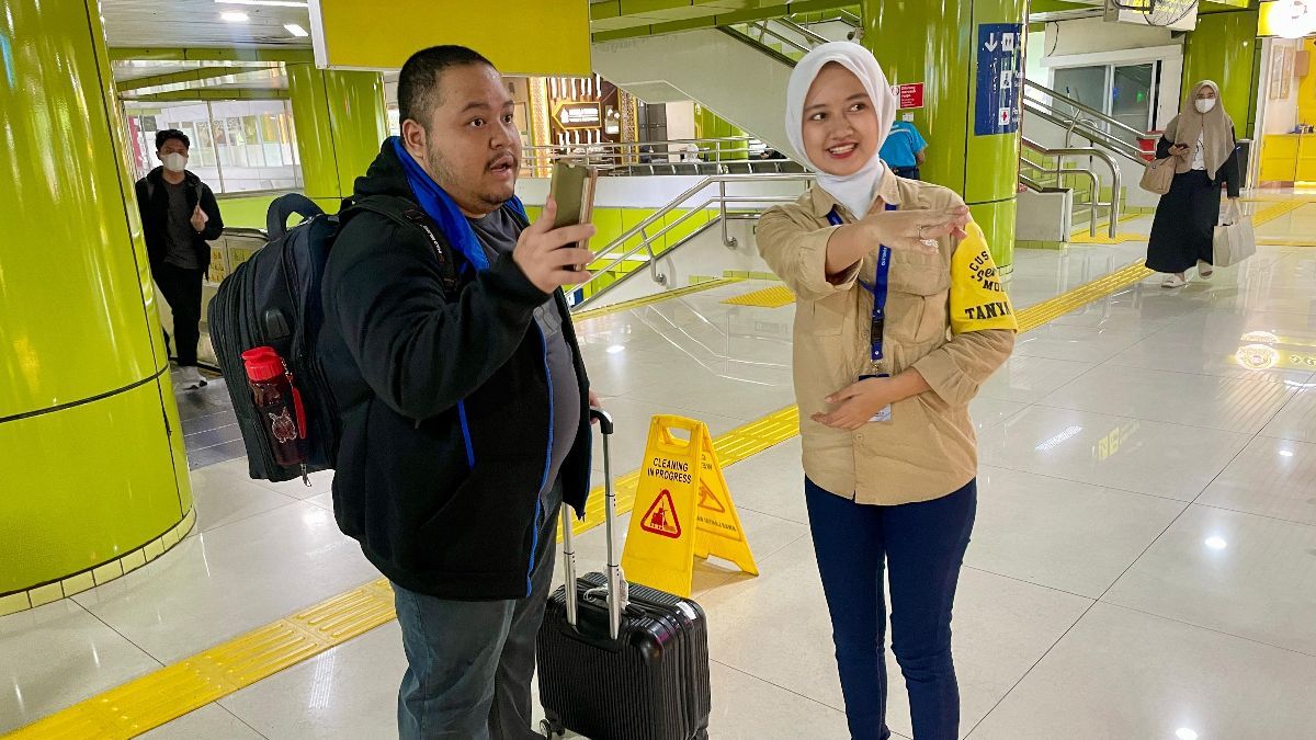 Mengenal Lebih Dekat Petugas Cantik Customer Service Keliling di Stasiun Kereta Api