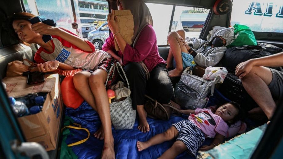 FOTO: Potret Lelah Para Pemudik yang Terpaksa Tidur di Pelabuhan Merak saat Terjebak Antrean Masuk Kapal Berjam-jam