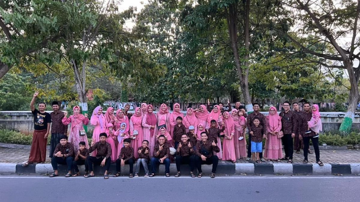 Foto Lebaran bareng Keluarga Besar dengan Baju Kembar dari Tahun ke Tahun Ini Viral, Bikin Iri Warganet