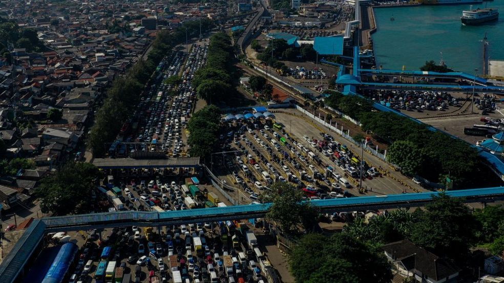 FOTO: Penampakan Udara saat Antrean Horor di Penyeberangan Merak Bikin Pemudik Mobil Dialihkan ke Pelabuhan Ciwandan