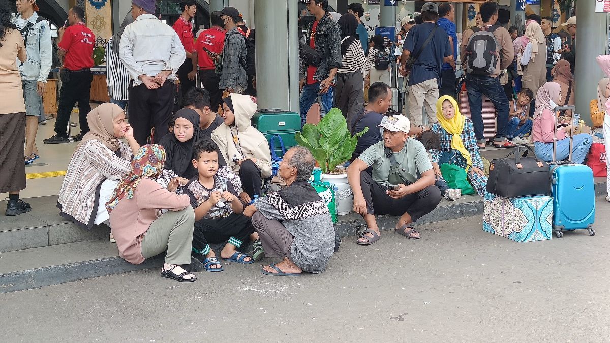 FOTO: Ragam Cara Pemudik di Stasiun Senen 'Bunuh Waktu' Tunggu Giliran Berangkat