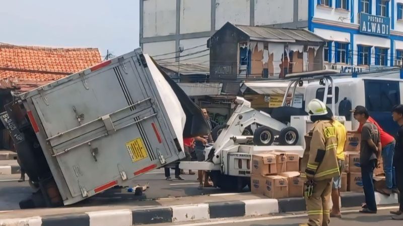 Kelebihan Muatan, Truk Boks Terguling di Jalan Layang Pulogebang