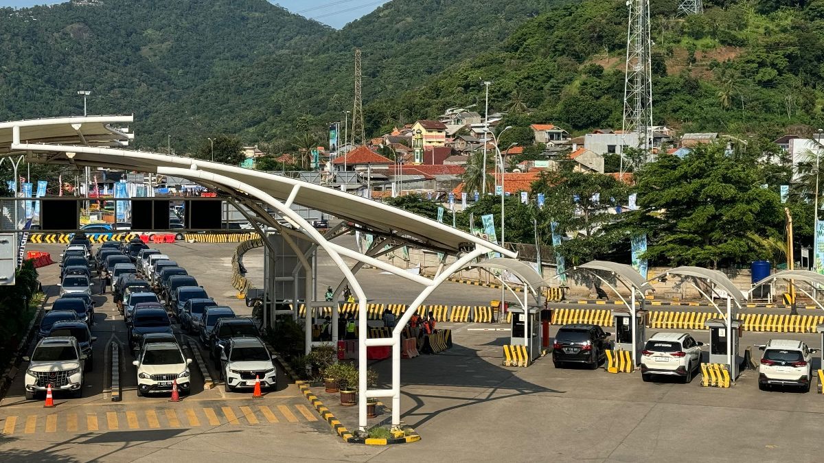 Potret Terkini di Pelabuhan Merak: Cuaca Cerah, Kendaraan Pemudik Masih Mengular Panjang