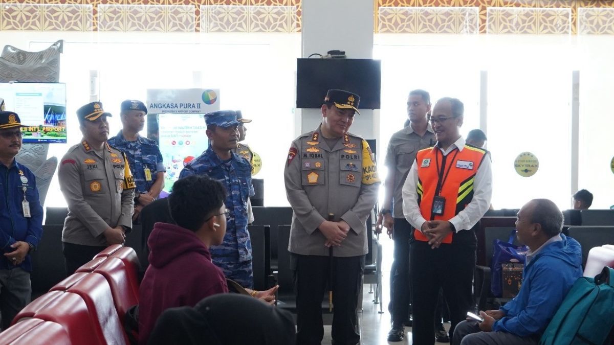 Aksi Jenderal Bintang Dua Cek Arus Mudik di Terminal, Ajak Ngobrol Sopir hingga 'Tos' dengan Anak Kecil