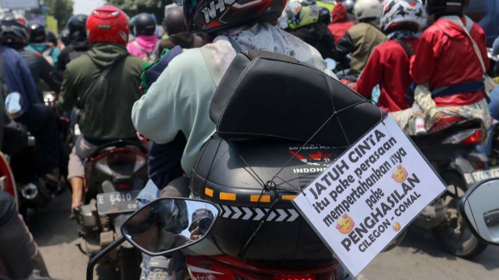 FOTO: Kocak, Tulisan Rindu Pemudik Sepeda Motor Jadi Sorotan di Tengah Arus Mudik Jalur Pantura