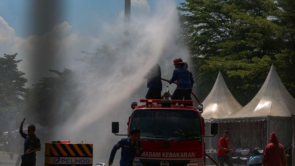 FOTO: Aksi Petugas Damkar Dikerahkan untuk Dinginkan Suhu Panas Arus Mudik di Pelabuhan Ciwandan