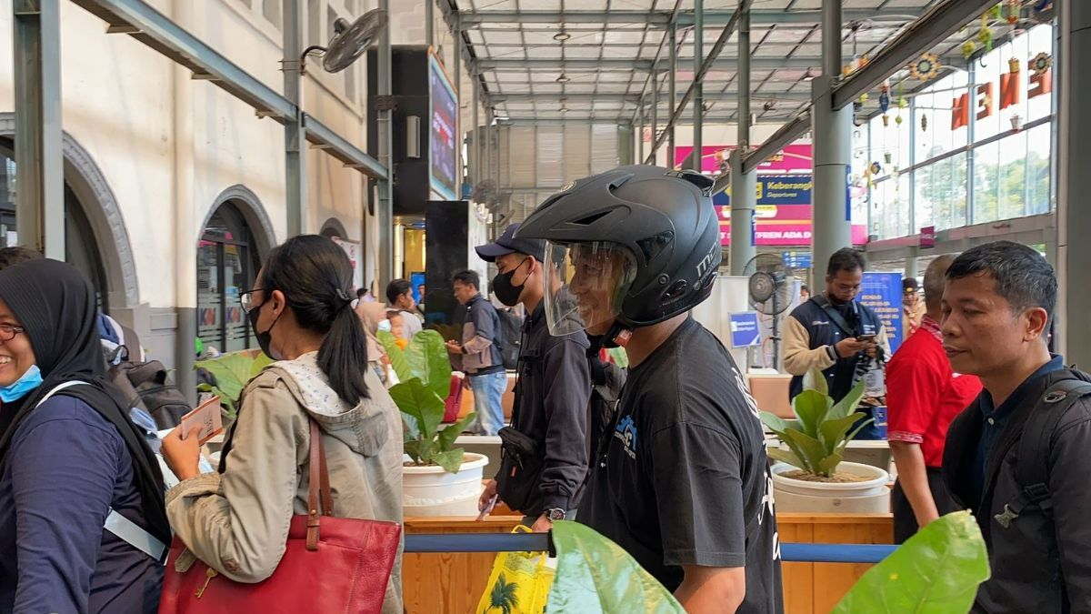 Tingkah Lucu Pemudik Pakai Helm Saat Masuk Kereta hingga Ditegur Dirut KAI, Alasannya Tak Terduga