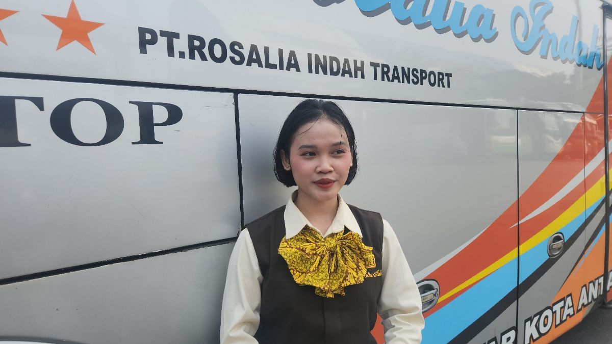 Kenalan sama Aina, Pramugari Bus Cantik yang Siap Layani Pemudik