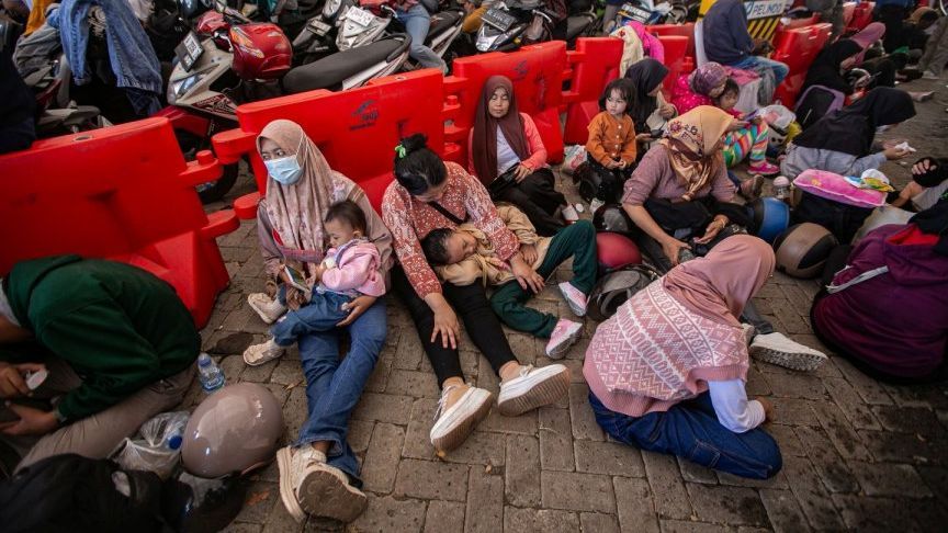 FOTO: Pemudik Ibu-Ibu sampai Anak-Anak Kelelahan saat Berpanas-panasan Mengantre di Pelabuhan Ciwandan