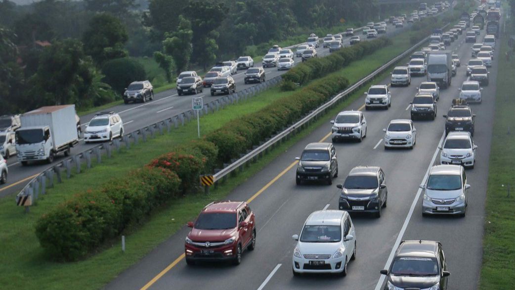 FOTO: Lalu Lintas Mudik di Tol Palikanci ke Jawa Tengah Padat Merayap di H-3 Idulfitri 1445 Hijriah