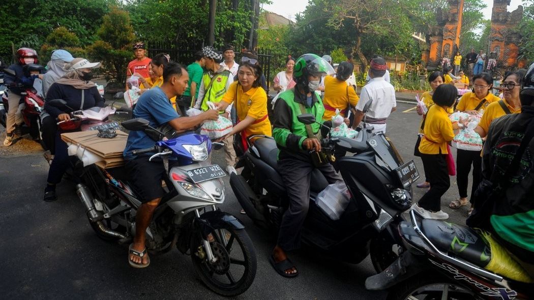 FOTO: Menumbuhkan Sikap Toleransi, Umat Hindu di Cinere Membagikan Makanan Buka Puasa untuk Warga Membutuhkan