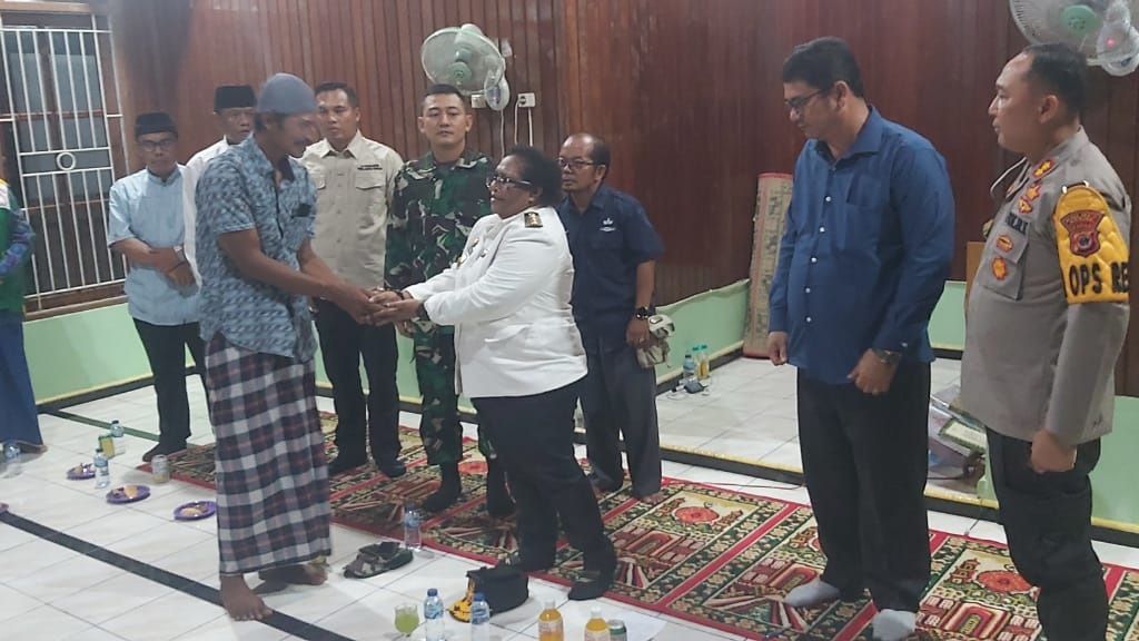 Murka Pj Gubernur Papua Tengah Saat Rumah Warganya Dibakar OTK