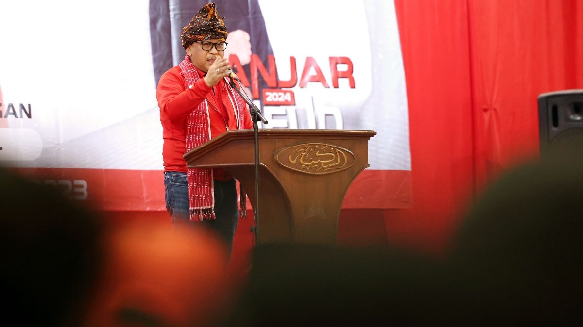 Hasto Minta Jokowi Janji Depan Rakyat Tak Ambil Alih PDIP dan Golkar