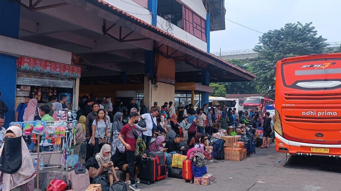 Tinjau Arus Mudik di Statiun Pasar Senen, Jokowi: Rapi dan Tak Ada yang Berdesakan