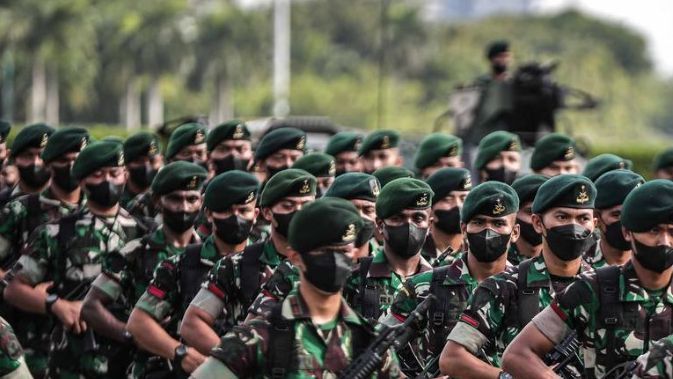 Banting Tulang KopraL TNI Pulang Dinas Langsung Jualan Es di Pinggir Jalan, Laris Banget Sehari Habis 1000 Gelas