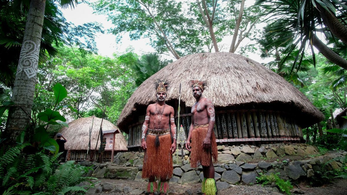 Mahasiswa dari Jakarta Sambangi Rumah Panglima Perang Moro Kogoya di Papua Untuk Memberikan Sesuatu