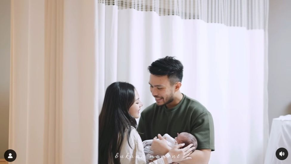 Potret Gemas Baby Kyarra Anak Jessica Mila Pakai Seragam Pengacara, Otto Hasibuan 'Mau Dampingi Opung Sidang di MK'