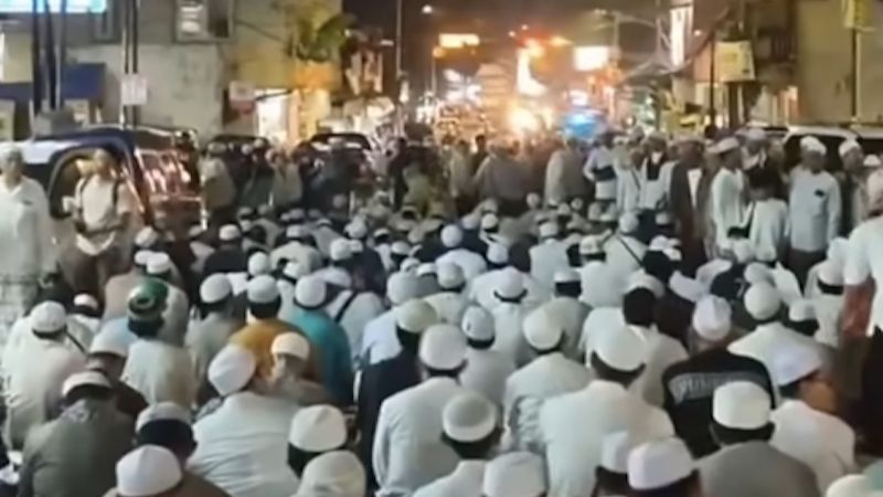 Subhanallah, Jemaah Masjid An-Nur Empang Bogor Membludak Hingga ke Jalan, Netizen 'Enak Banget yang Salat di dalem Alfa Adem'