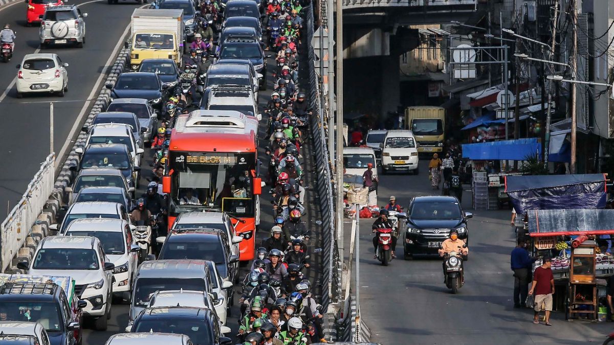 Terjadi Kemacetan di Jalan, Aksi Pemberani Pria Hadang Pengendara Ingin Serobot Jalan Ini Viral