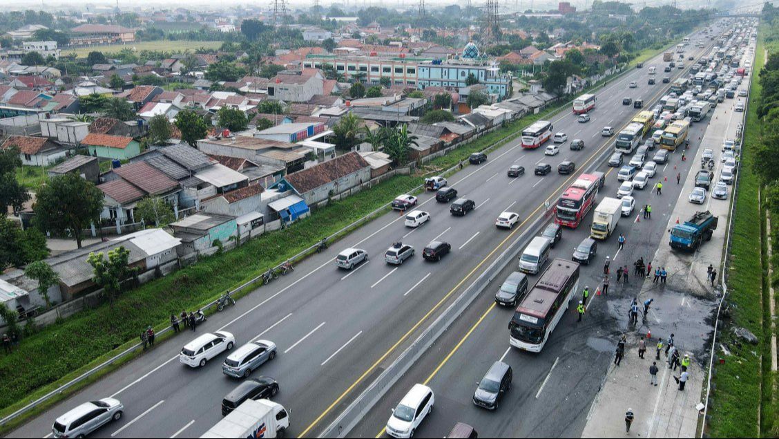 FOTO: Kecelakaan Maut di Tol Jakarta-Cikampek Km 58 Sebabkan Lalu Lintas Macet Mengular