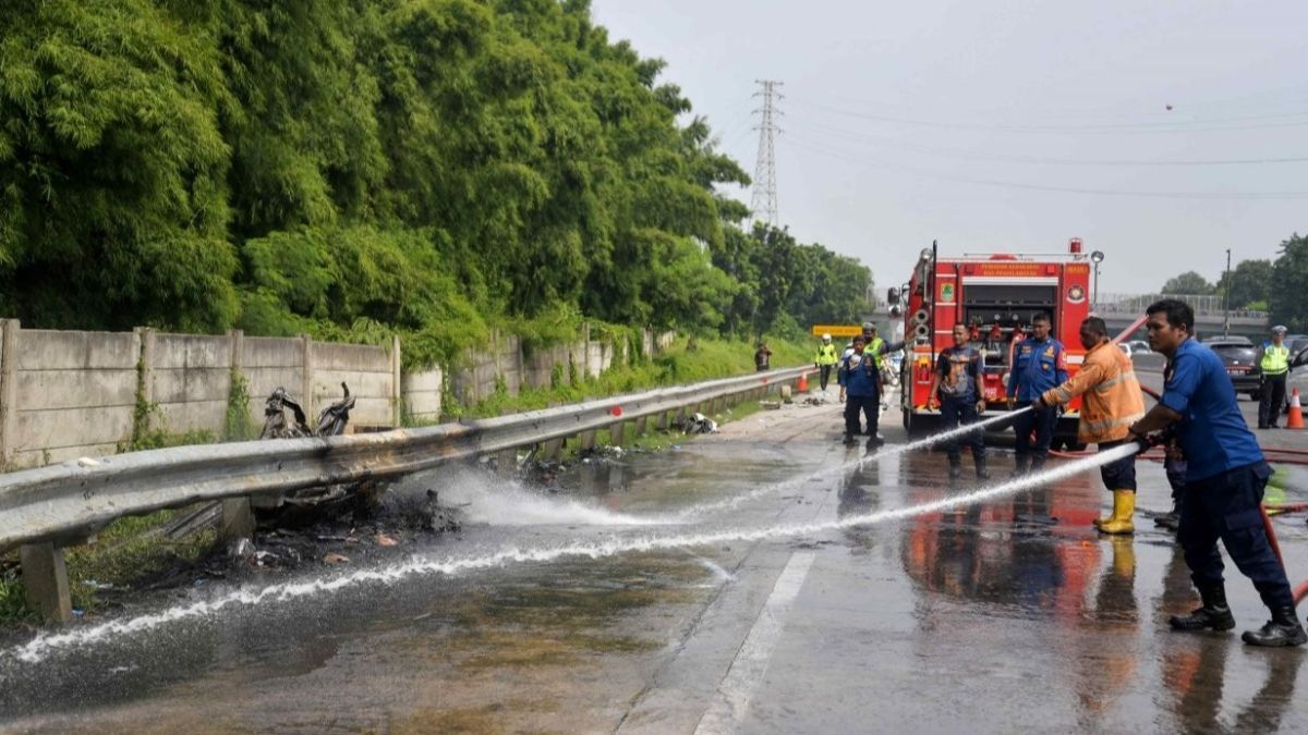 VIDEO: Dramatis! Momen Korban Selamat Kecelakaan Tol Cikampek KM58 Keluar Mobil Sebelum Terbakar