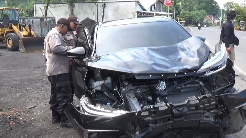 Kecelakaan Minibus Vs Sepeda Motor, Pengendara Terseret Puluhan Meter