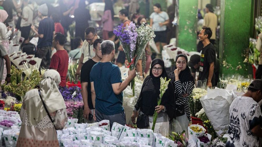 FOTO: Sehari Jelang Hari Raya Idulfitri 1445 H, Pasar Rawa Belong Semakin Padat Diserbu Pemburu Bunga Hias