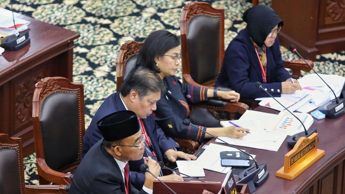 VIDEO: Sri Mulyani Tegas Skakmat Hakim MK Tepis Tudingan Asal Dana Bansos, 2 Menko Lega