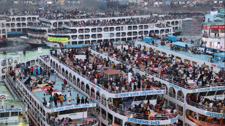 FOTO: Penampakan Arus Mudik di Bangladesh, Kapal Ferry Penuh Sesak