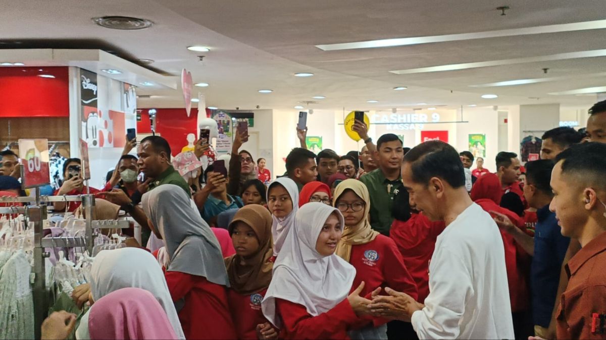 Jelang Lebaran, Jokowi Ajak Puluhan Anak Yatim Belanja Baju di Plaza Atrium