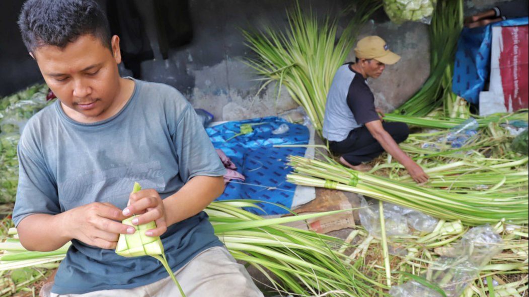 FOTO: Jelang Idulfitri, Pedagang Kulit Ketupat Lebaran Menjamur di Pasar Palmerah