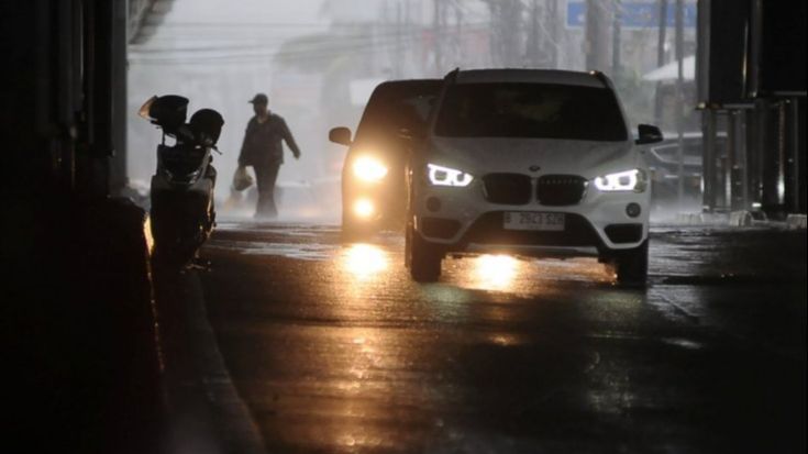 FOTO: Hujan Deras dan Angin Kencang Hambat Aktivitas Warga Jakarta