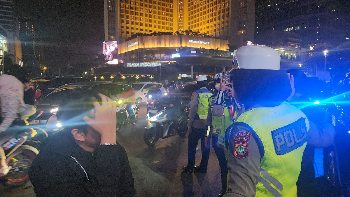 Malam Takbiran Lalu Lintas Bundaran HI Padat, Polisi Tegur Pemotor Tak Pakai Helm