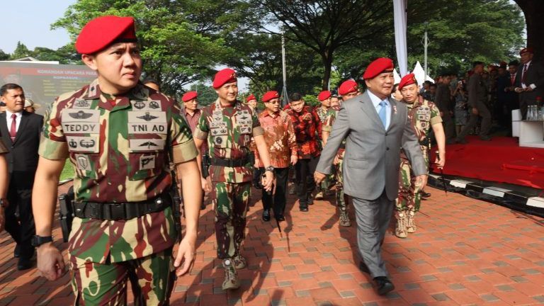 Dikawal Mayor Teddy, Prabowo Bagi-bagi Sesuatu ke Prajurit Baret Merah di HUT Kopassus, Apa itu?