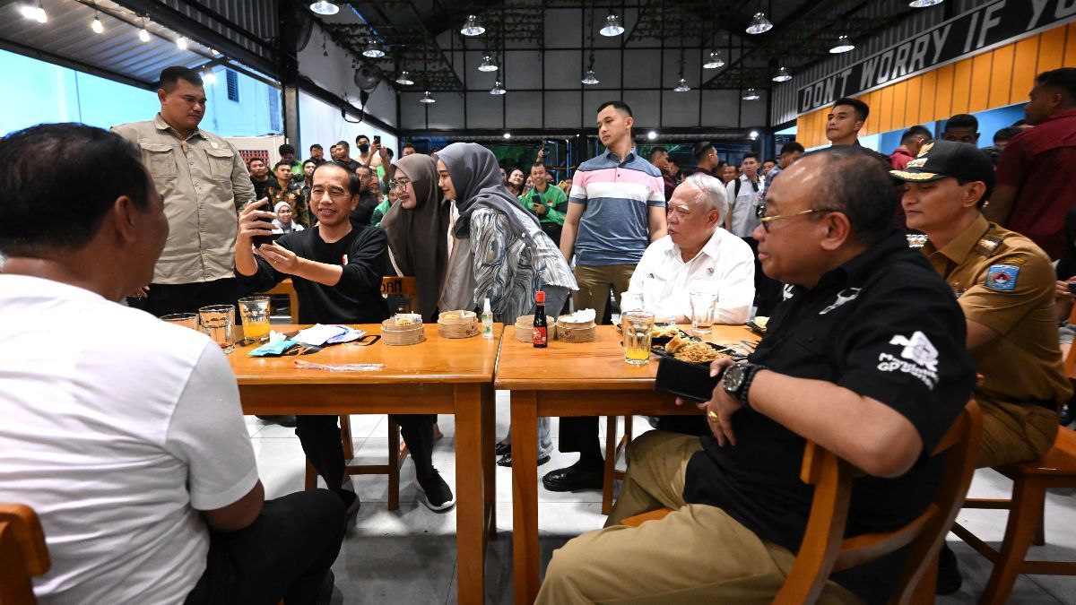 Momen Jokowi Makan Mie Gacoan di NTB