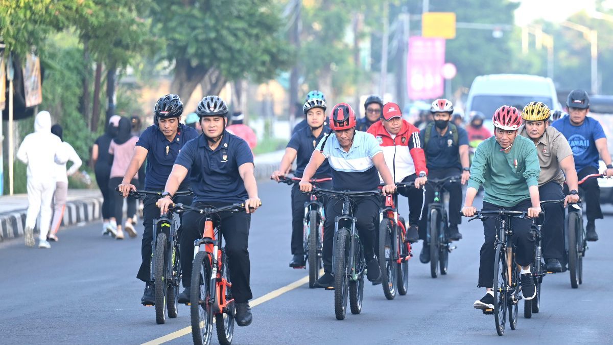 Jokowi Gowes Sepeda Bambu Saat Olahraga Pagi di Mataram