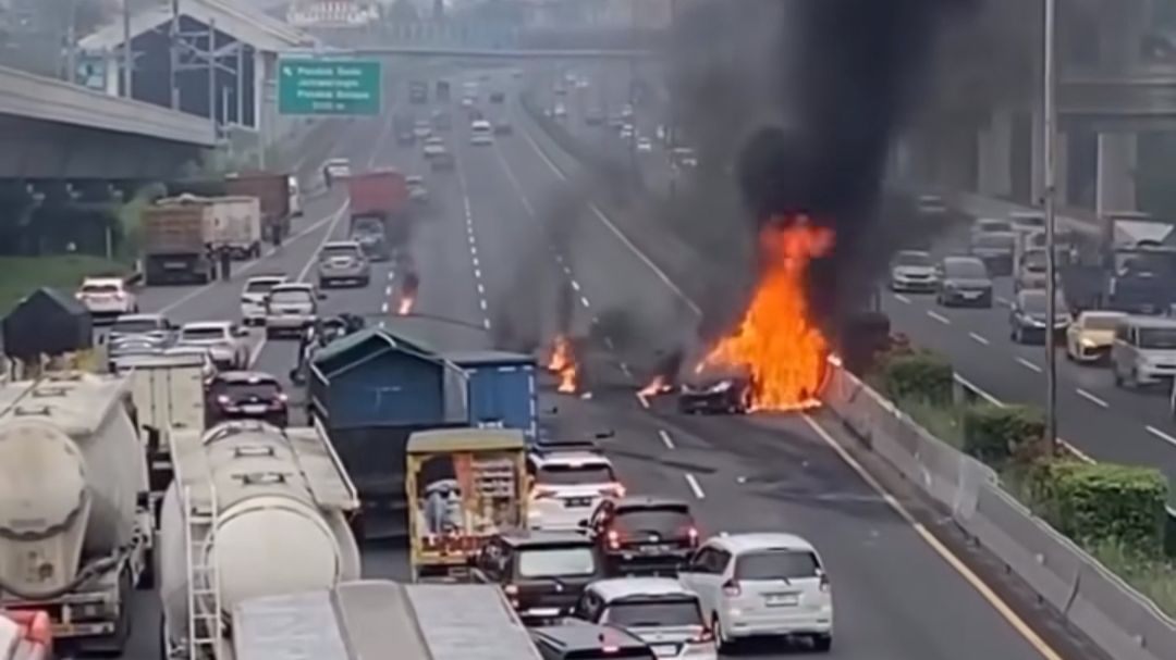 Kronologi Kecelakaan di Tol Japek KM 06, Avanza Terbakar Usai Dihantam Mobil Pikap