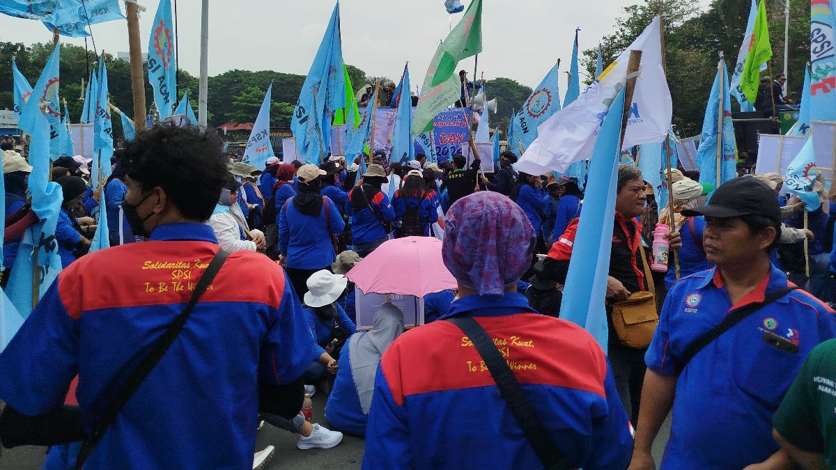 Buruh Demo May Day di Patung Kuda, Desak Cabut UU Cipta Kerja dan Hapus Outsorcing