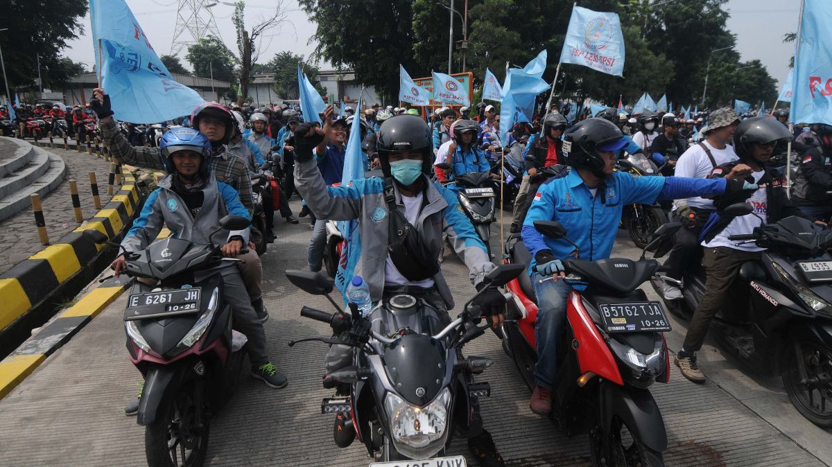 FOTO: Aksi Ratusan Buruh Konvoi Naik Motor Menuju Istana, Bawa Tuntutan Ini