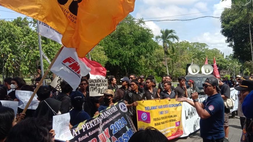 Buruh Geruduk Kantor Gubernur Bali Saat May Day, Desak Sistem Kerja Kontrak Dihapus