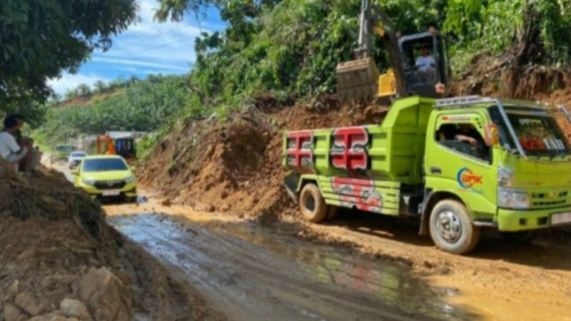 Tanah Longsor di Mamuju Tengah Tutup Jalan Trans Sulawesi