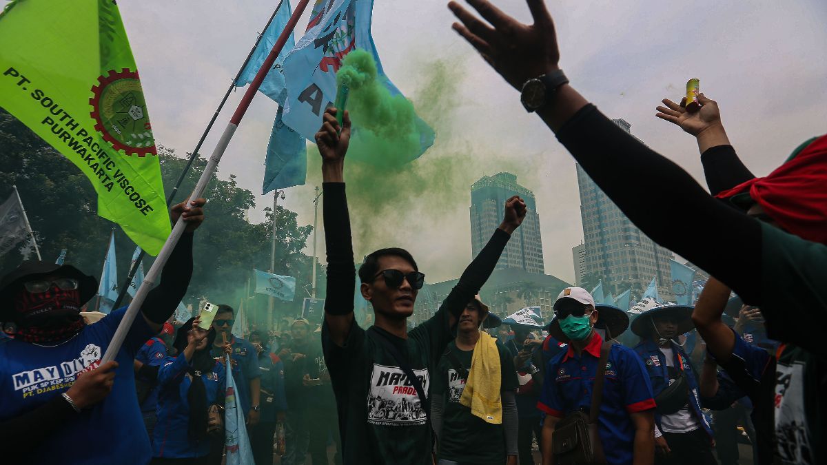 FOTO: Massa Demo Buruh Kepung Patung Kuda, Tuntut Cabut UU Cipta Kerja dan Tolak Upah Murah