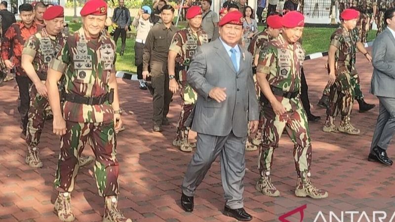 VIDEO: Gagah Hadiri HUT Kopassus, Prabowo Diserbu Warga Beri Pesan Hangat Ke Anak-Anak