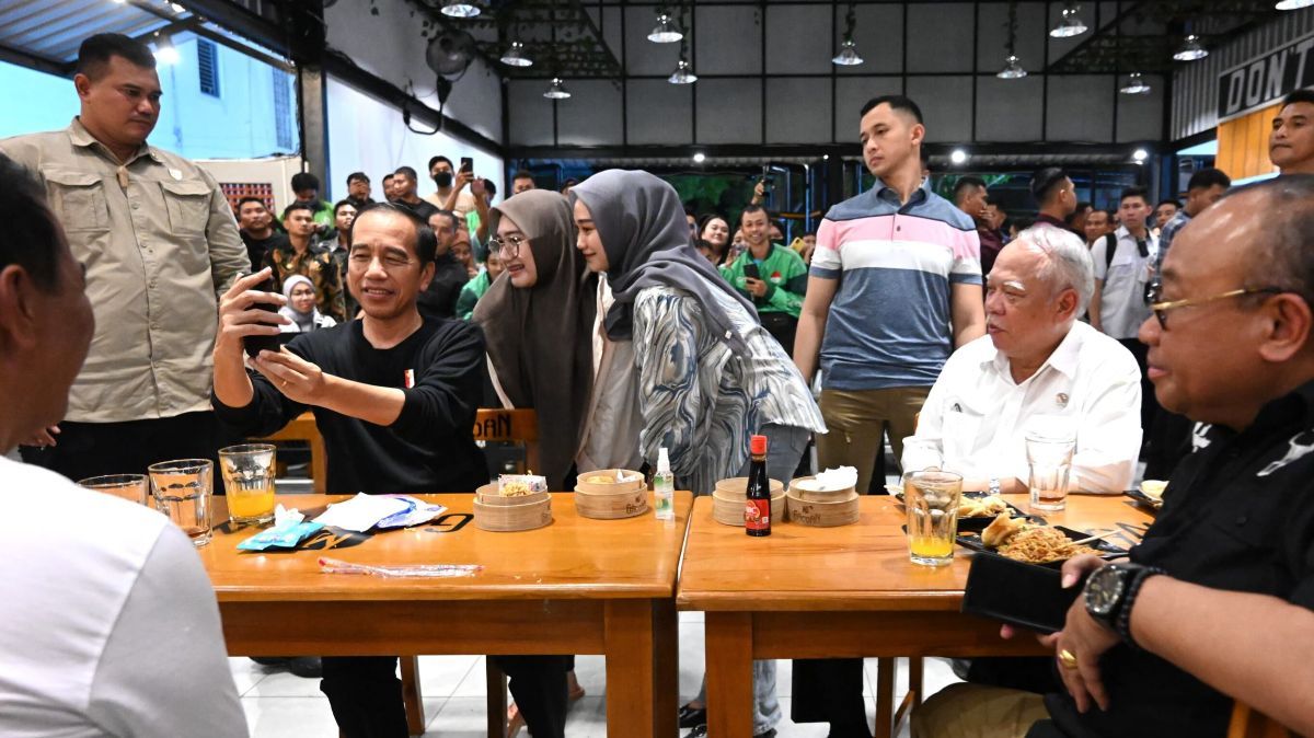 FOTO: Momen Jokowi Kepedasan Saat Makan Mie Gacoan Bareng Menteri Basuki di NTB, Begini Ekspresinya