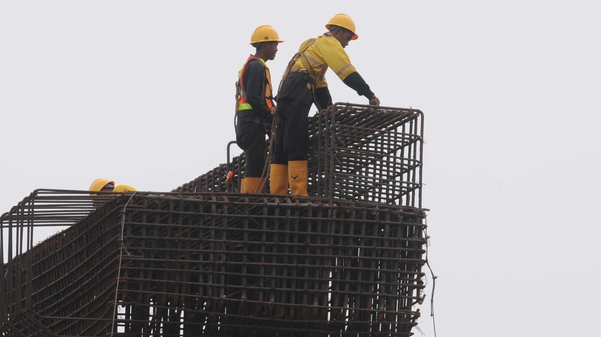 FOTO: Hari Buruh Sedunia, Pekerja Tetap Sibuk Garap Proyek LRT Velodrome-Manggarai