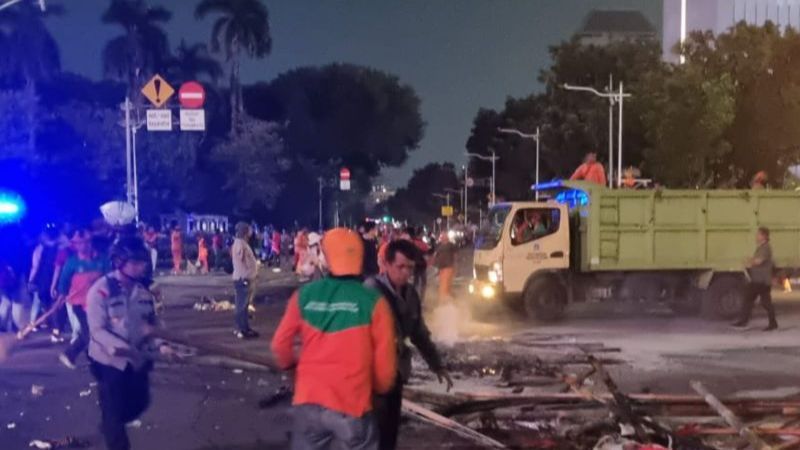 Usai Demo Buruh, DLH Jakarta Terjunkan Ratusan Personel untuk Bersihkan Sampah