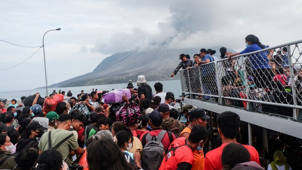 FOTO: Dihantui Ancaman Tsunami Dampak Erupsi Gunung Ruang, Ribuan Warga Selamatkan Diri Naik Kapal TNI