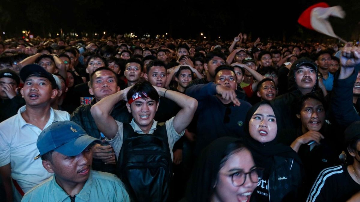 FOTO: Wajah-Wajah Tegang Penonton di GBK saat Nobar Indonesia vs Guinea di Playoff Olimpiade 2024