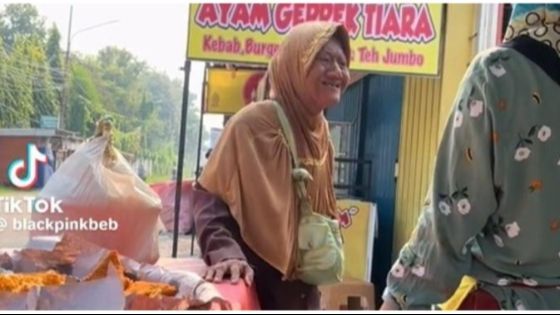 Viral Seorang Nenek Menangis karena Jualannya Dibeli Pakai Uang Palsu, Bikin Sedih